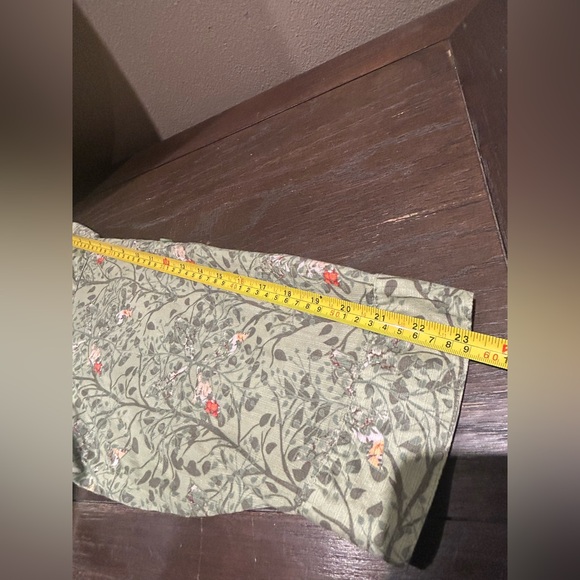 Woolrich blouse with 3/4 roll-tab sleeves and a floral or vine-like pattern.2XL - Picture 11 of 13